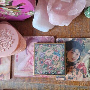 Volupte Vintage Powder Compact Case Glamour Old Hollywood-Style Romantic Floral